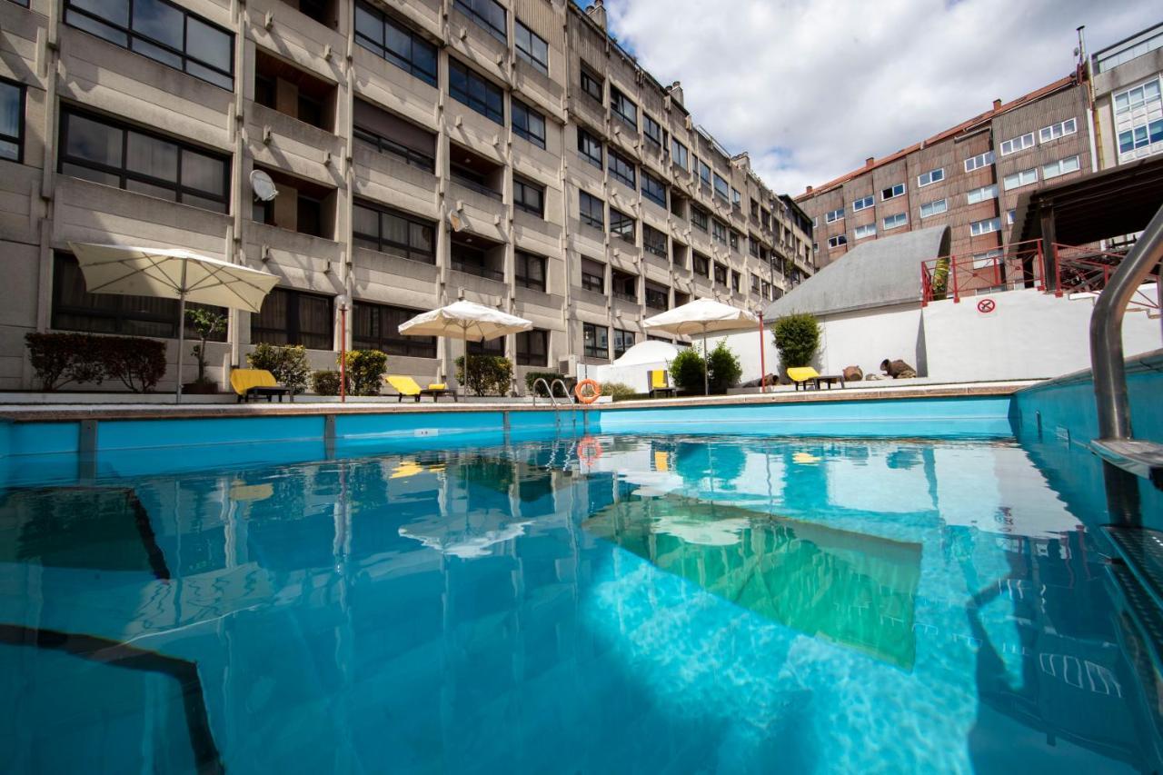 Hotel Eurostars Araguaney Santiago de Compostela Exteriér fotografie The swimming pool at the hotel