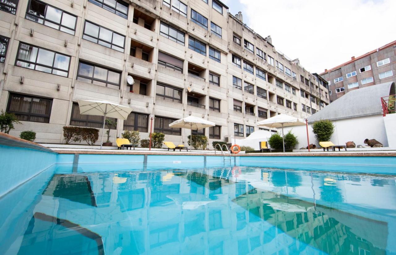 Hotel Eurostars Araguaney Santiago de Compostela Exteriér fotografie The swimming pool at the hotel