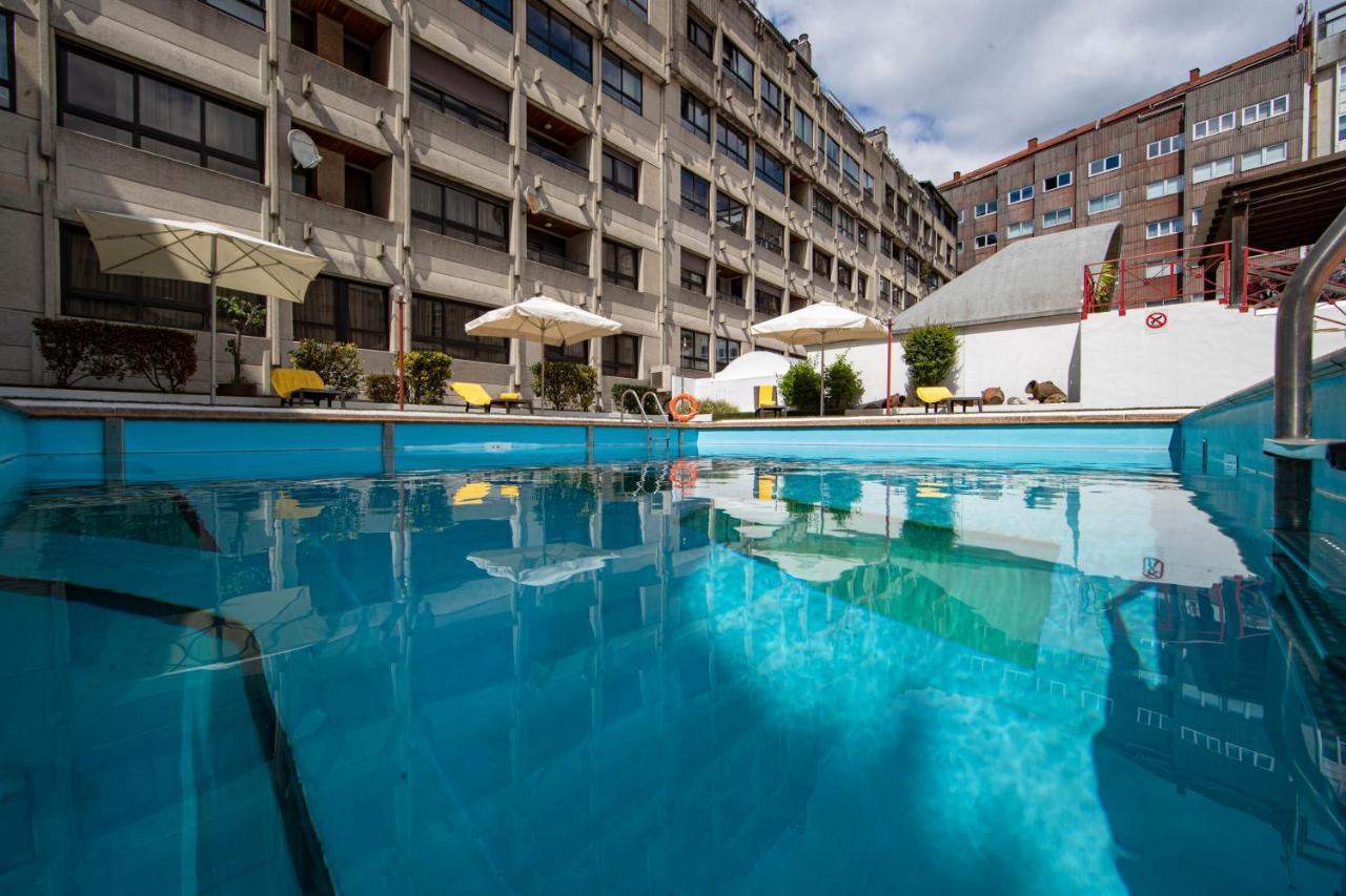 Hotel Eurostars Araguaney Santiago de Compostela Exteriér fotografie The swimming pool at the hotel