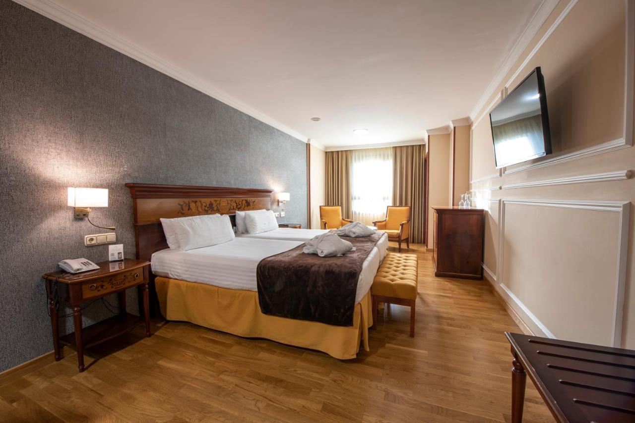 Hotel Eurostars Araguaney Santiago de Compostela Exteriér fotografie A room at the hotel