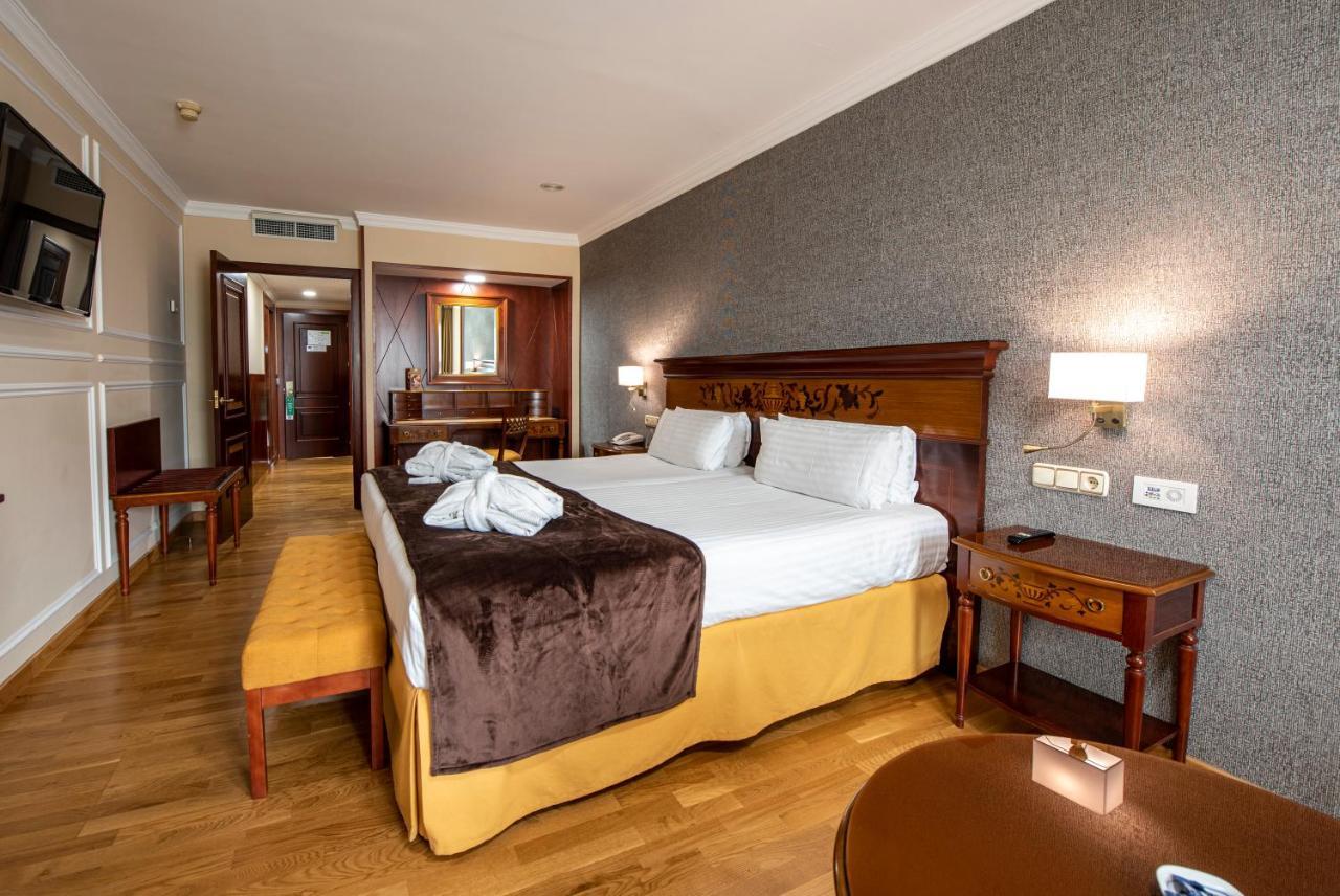 Hotel Eurostars Araguaney Santiago de Compostela Exteriér fotografie A room at the Hotel San Cristóbal