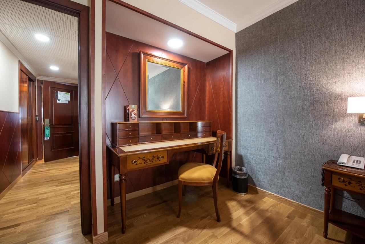 Hotel Eurostars Araguaney Santiago de Compostela Exteriér fotografie A dressing table