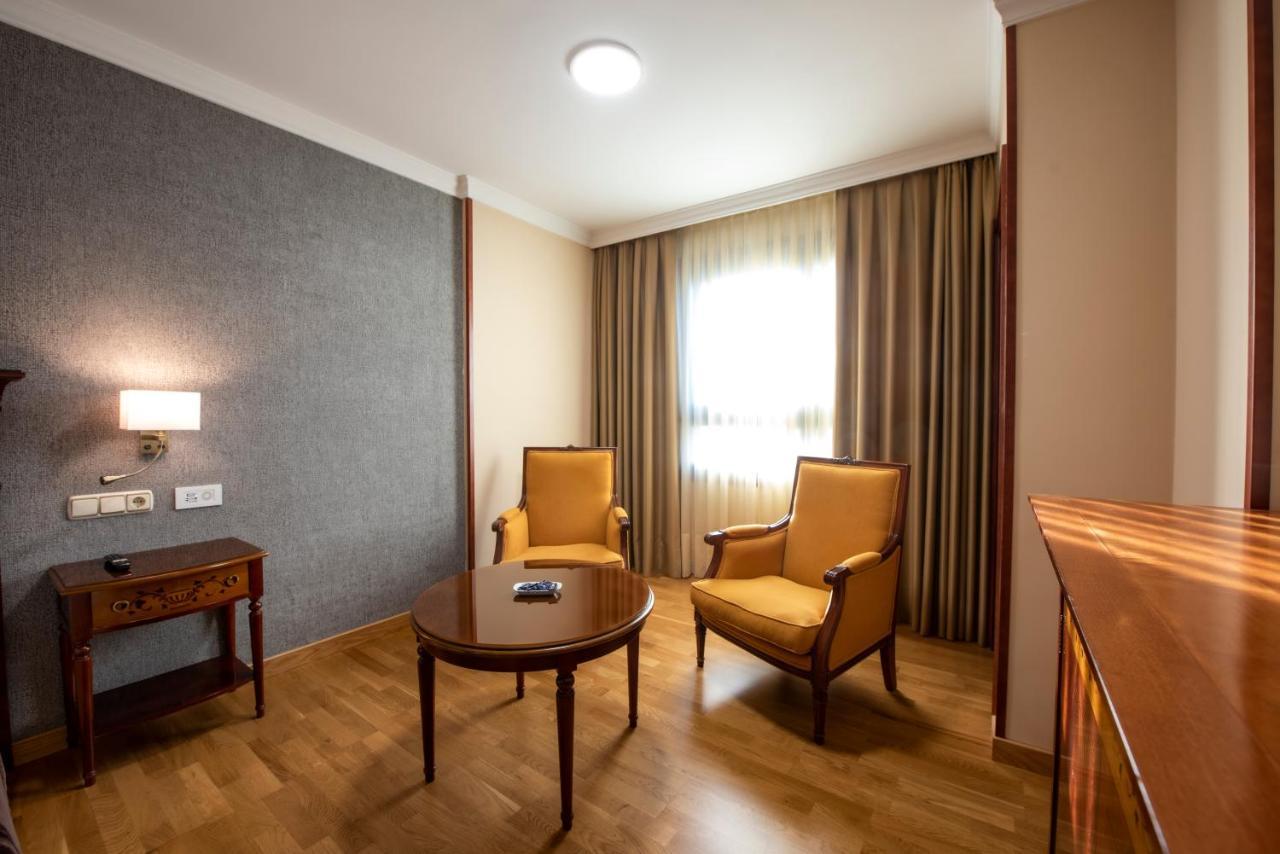 Hotel Eurostars Araguaney Santiago de Compostela Exteriér fotografie A room at the hotel