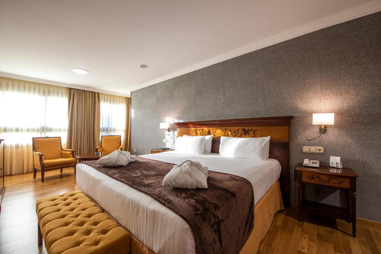 Hotel Eurostars Araguaney Santiago de Compostela Exteriér fotografie A bedroom at the hotel