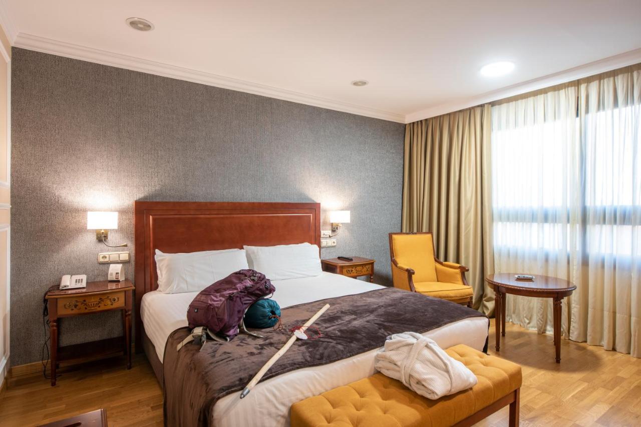Hotel Eurostars Araguaney Santiago de Compostela Exteriér fotografie A room at the hotel