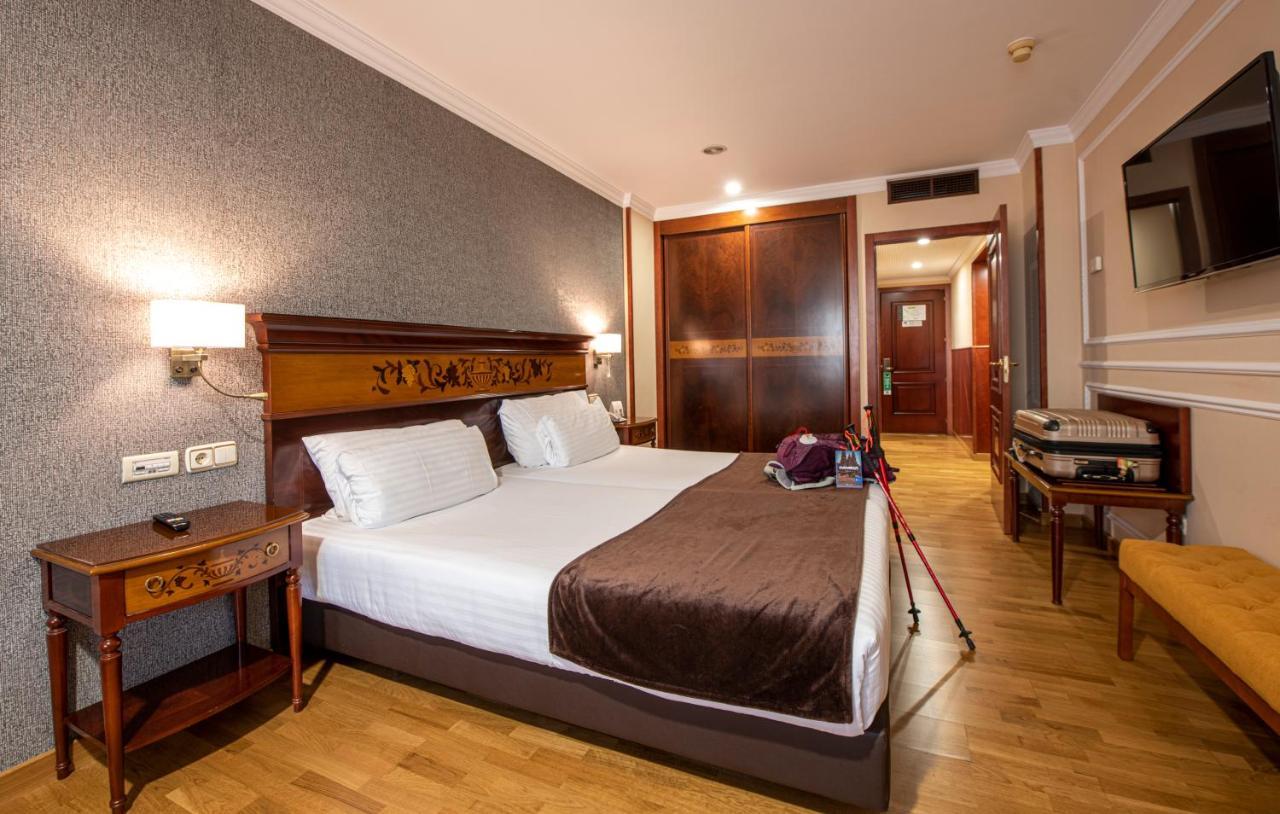 Hotel Eurostars Araguaney Santiago de Compostela Exteriér fotografie A room at Hotel Colón