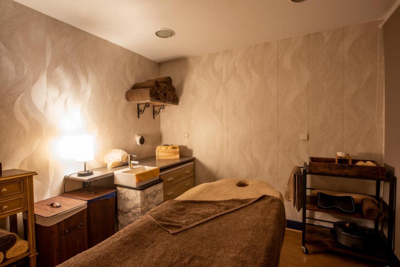Hotel Eurostars Araguaney Santiago de Compostela Exteriér fotografie A treatment room at a spa
