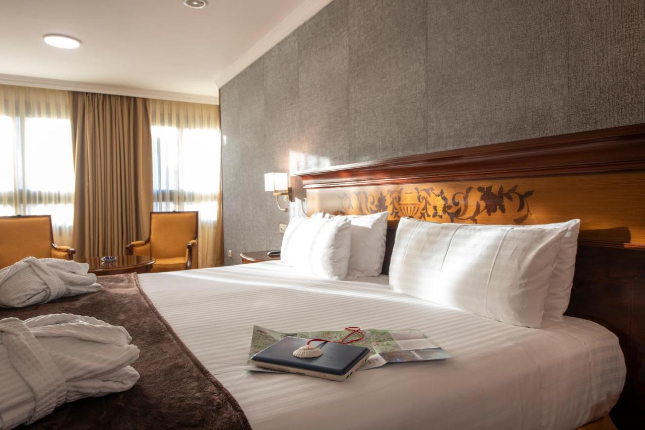 Hotel Eurostars Araguaney Santiago de Compostela Exteriér fotografie A room at the hotel