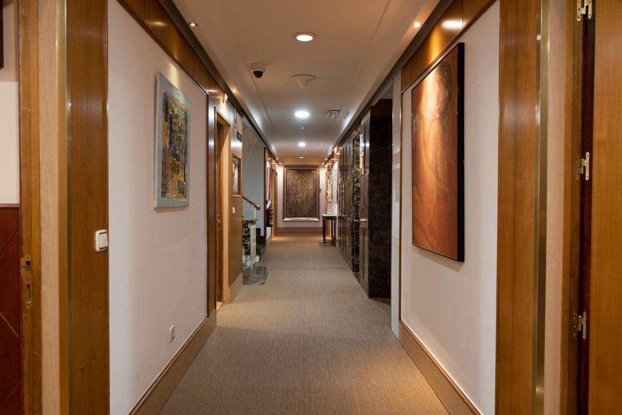 Hotel Eurostars Araguaney Santiago de Compostela Exteriér fotografie A corridor in a hotel