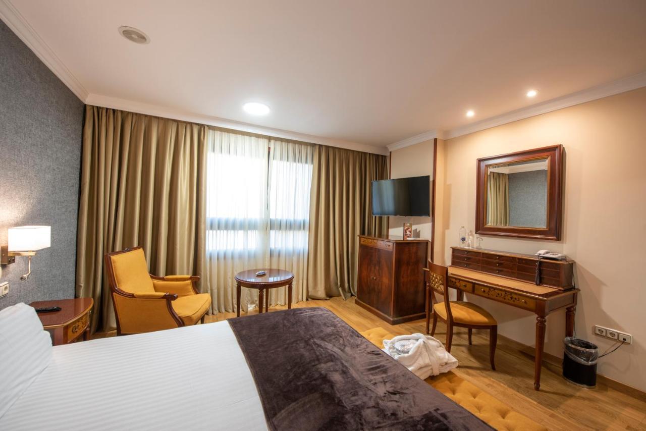 Hotel Eurostars Araguaney Santiago de Compostela Exteriér fotografie A room at the hotel