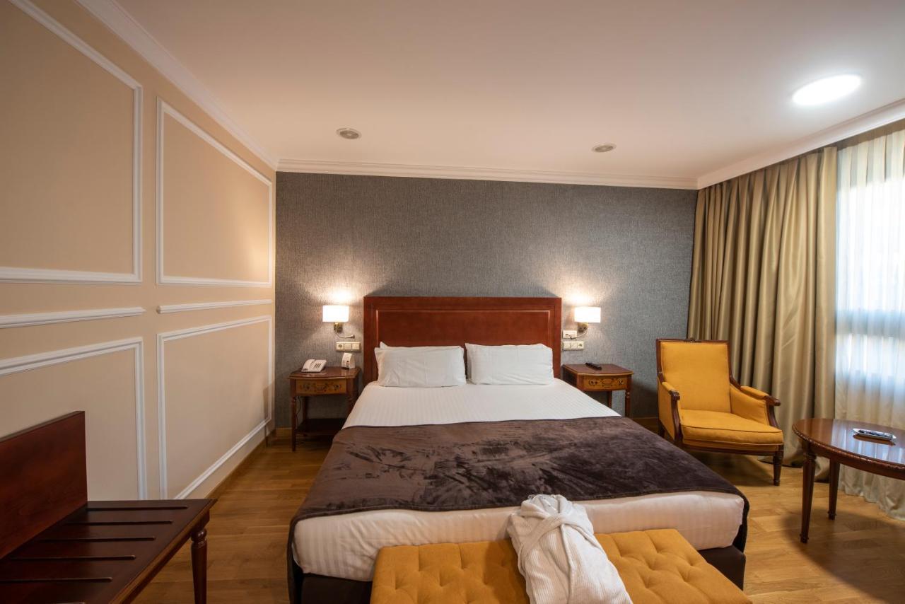 Hotel Eurostars Araguaney Santiago de Compostela Exteriér fotografie A room at the hotel