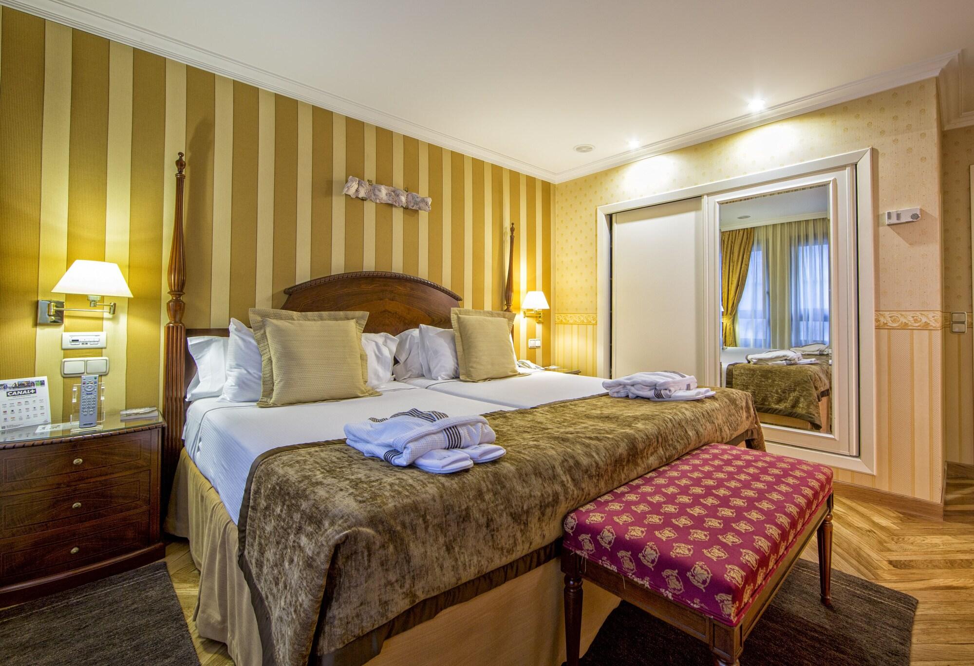 Hotel Eurostars Araguaney Santiago de Compostela Exteriér fotografie A bedroom at the hotel