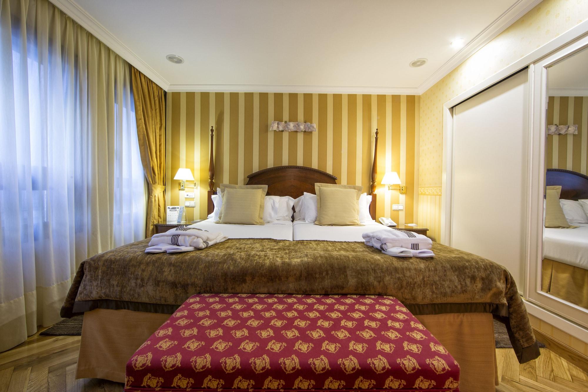 Hotel Eurostars Araguaney Santiago de Compostela Exteriér fotografie A bedroom at the hotel